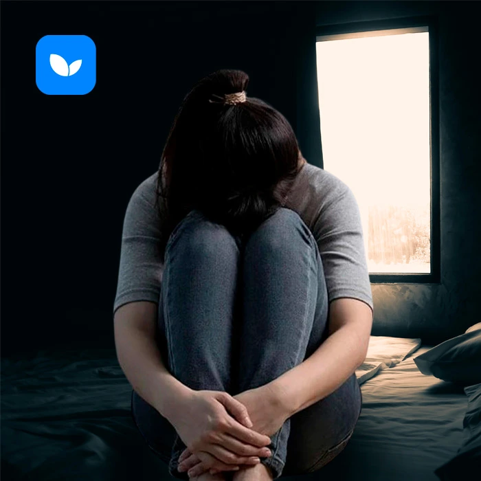 Девушка сидит на кровати